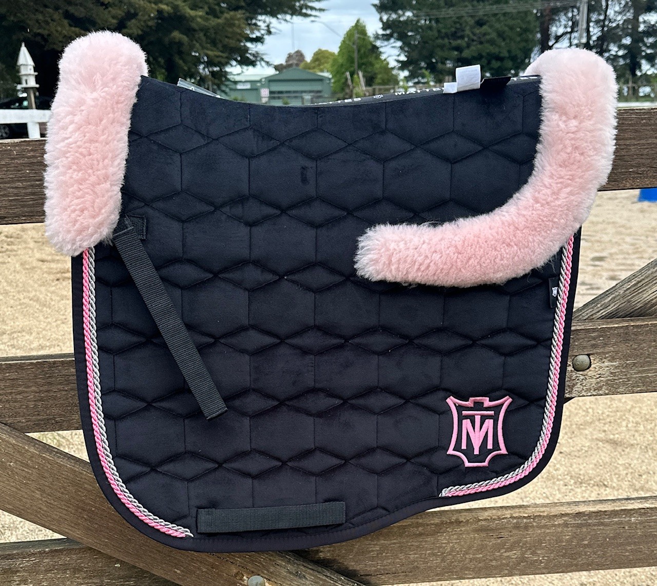 EA Mattes M - Black/Rose Top Fleece